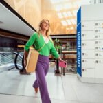 Miten Lähetän Paketin Omapostin Kautta postin-pakettiautomaatti-vastaanottamassa-pakettia