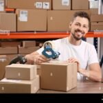 postin-tyontekija-pakkaamassa-lahetyslaatikoita