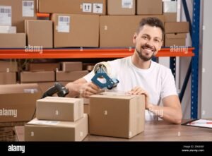 postin tyontekija pakkaamassa lahetyslaatikoita