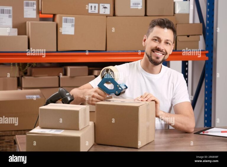 Miten Lähetän Postipaketin Suomessa Käytännössä 1 postin tyontekija pakkaamassa lahetyslaatikoita
