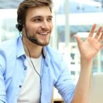 puhelin-ja-kuulokkeet-asiakaspalvelupisteessa