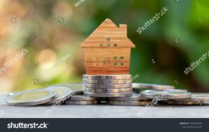 puinen talomalli rahapinojen paalla