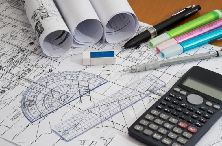 Kuinka Tehdä Tarkka Omakotitalon Kustannusarvio 1 rakennuspiirrustuksia ja mittaustyokaluja poydalla