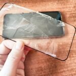 rikkoutunut-alypuhelin-poydalla-luonnonvalossa