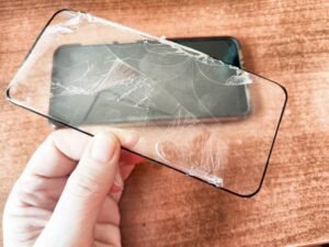 rikkoutunut alypuhelin poydalla luonnonvalossa