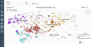 sijoittaja tutkimassa maailmankarttaa ja taulukoita