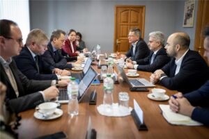 sijoittajat keskustelemassa pankin neuvotteluhuoneessa