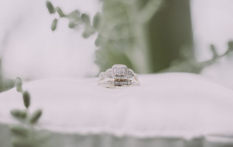 sormukset erillaan poydalla vastakohtana