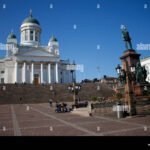 suomalainen-porssikellotaulu-kaupungin-taustalla