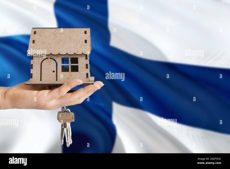 suomalainen talo ja avaimet kadessa