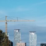 suomalainen-taloyhtio-ja-nosturi-sinitaivaalla