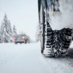 talvirenkaat-lumisella-jyvaskylan-kadulla