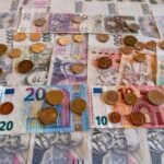 tsekin-korunan-kolikot-ja-eurosetelit-vierekkain