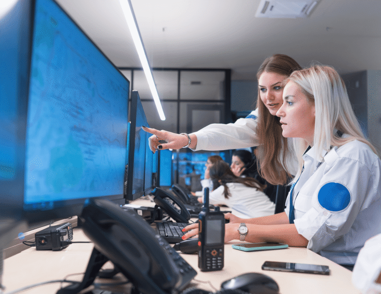 Mikä On Top Security Finland Oy:n Tarjoma Turvapalvelu 3 turvatekniikka ja vartija valvomassa kohdetta