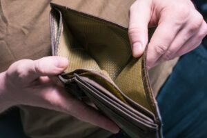 tyhja pankin neuvontapiste odottaa asiakkaita