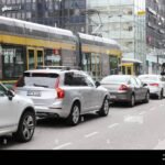 valkoinen-auto-liikenteessa-suomen-maisemassa