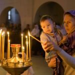 vanha-perukirja-poydalla-kynttilan-valossa