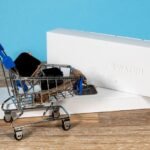 verkkokauppa-ostoskori-ja-kellon-kuva-yhdessa