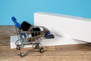 verkkokauppa ostoskori ja kellon kuva yhdessa