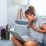 verkkokauppaostoksia-tekeva-iloinen-nainen