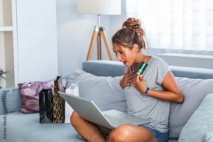 verkkokauppaostoksia tekeva iloinen nainen