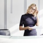 viehattava-vastaanottotiskin-kuva-moderneilla-puhelimilla