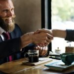 ylellisia-bisnesneuvotteluja-tyylikkaassa-ymparistossa