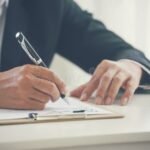 yrittaja-allekirjoittamassa-sopimusta-neuvotteluhuoneessa