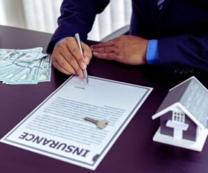 yrittaja allekirjoittamassa vakuutussopimusta