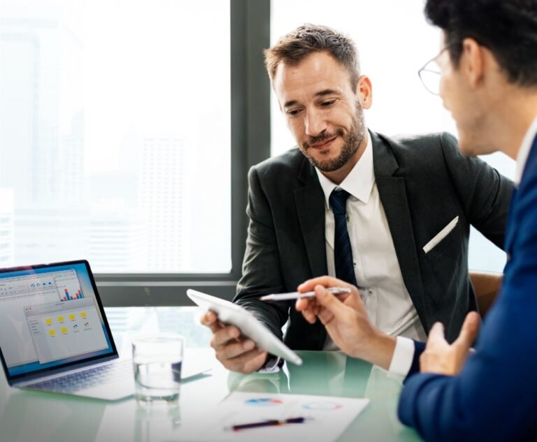 yrittaja neuvottelemassa rahoitusasiantuntijan kanssa