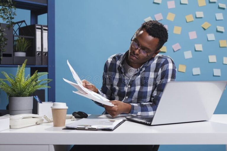 Miten Yrityksen Varojen Sijoittaminen Parhaiten Kannattaa Tehdä 4 yrittaja tutkii talousstrategioita tyopoydalla