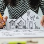 yrittaja-tyopoydalla-inspiroituneena-suunnittelemassa