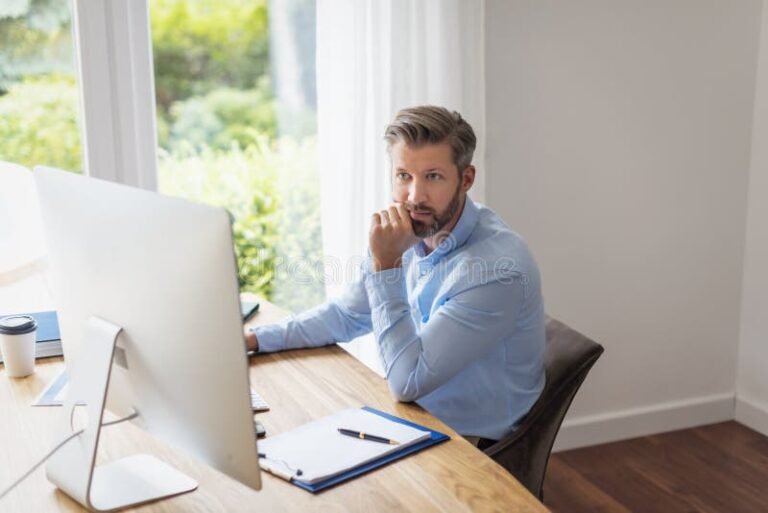 yrittaja tyoskentelee kotona tietokoneen aaressa