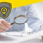 yrityksen-turva-asiantuntijat-tarkistamassa-dokumentteja