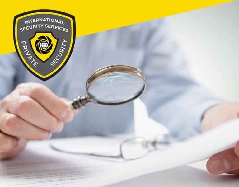 Miten Know Your Customer -prosessi parantaa yrityksen turvallisuutta 5 yrityksen turva asiantuntijat tarkistamassa dokumentteja