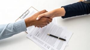 yrityskaupan kadenkattely ja sopimusasiakirjat poydalla